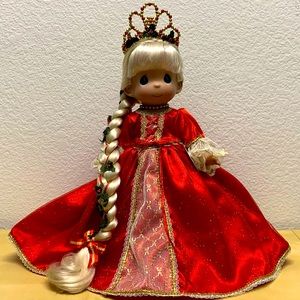 🎁 Precious Moment Disney Princess Rapunzel’s Christmas Memories Doll with Stand